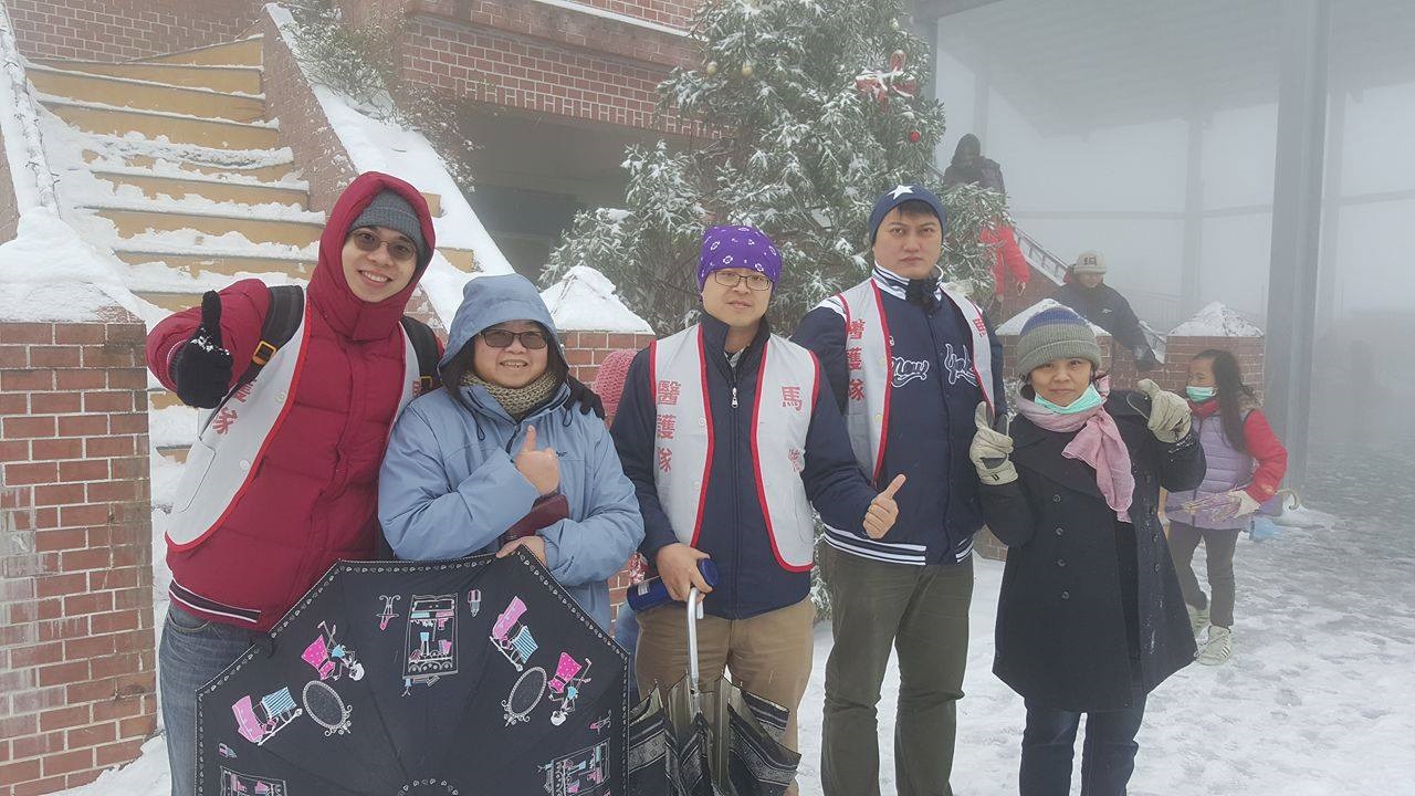 霸王級寒流來襲  馬偕尖石巡迴醫療雪中看診說明圖片